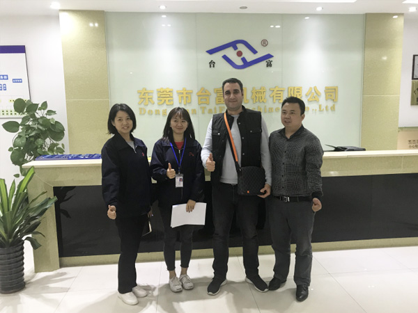 非洲客戶在臺富機(jī)械定制立式注塑機(jī)